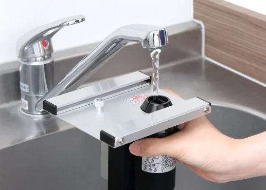 水道の蛇口から水を流して掃除している剛腕の発生体